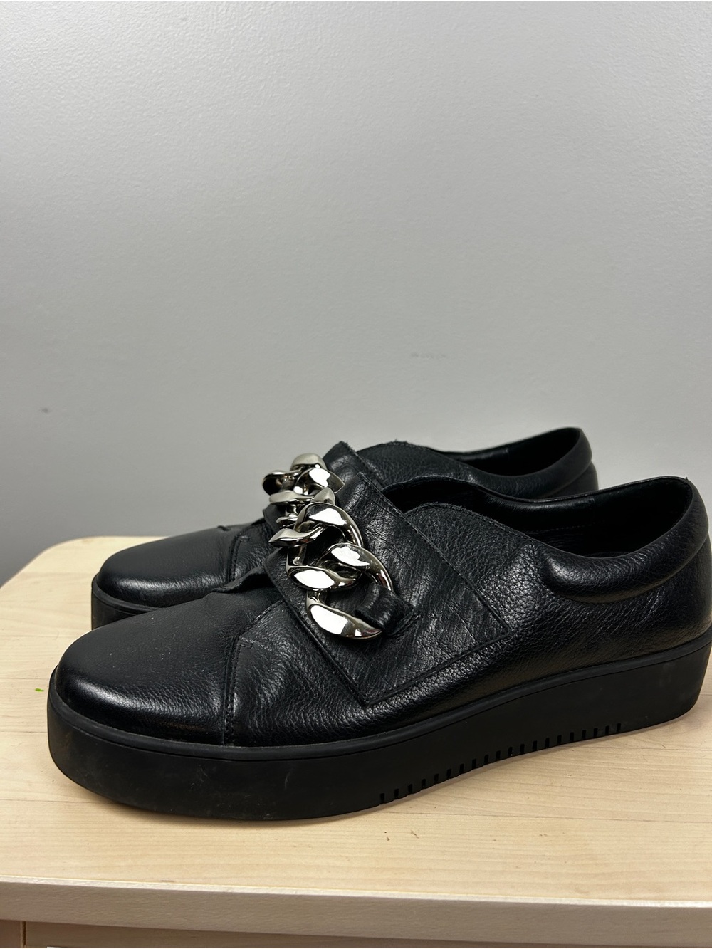 DJANGO & JULIETTE Layan Black Leather Slip on Chain Sneaker Sz 40 Platform‎